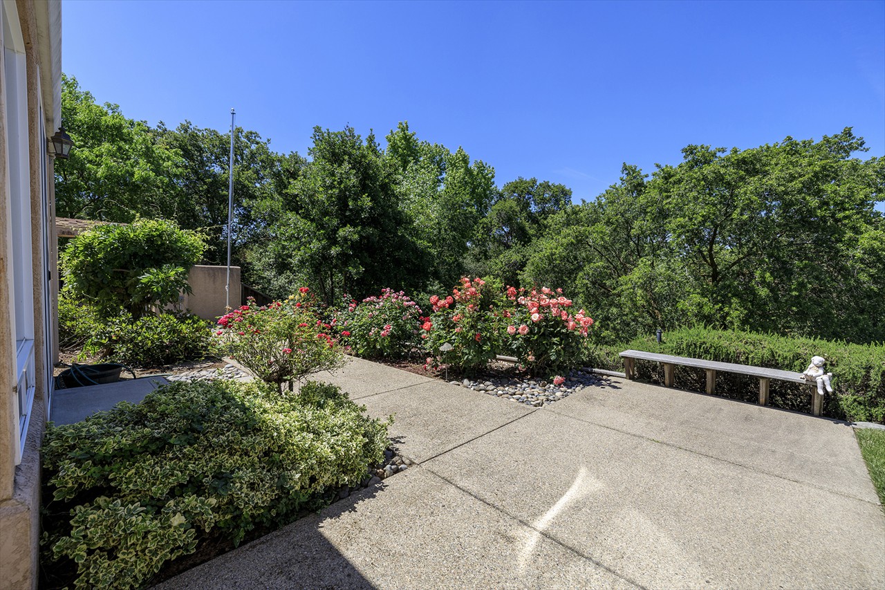 3-4 Bed 3.5 Bath 2799 Sq Ft on 1.0324 Acre $949,000