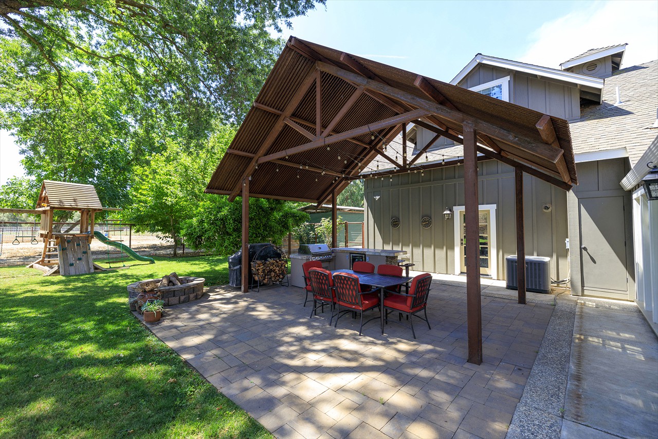 4 Bed 5 Bath 4805 Sq.Ft. on 12.04 Acres $1,645,000