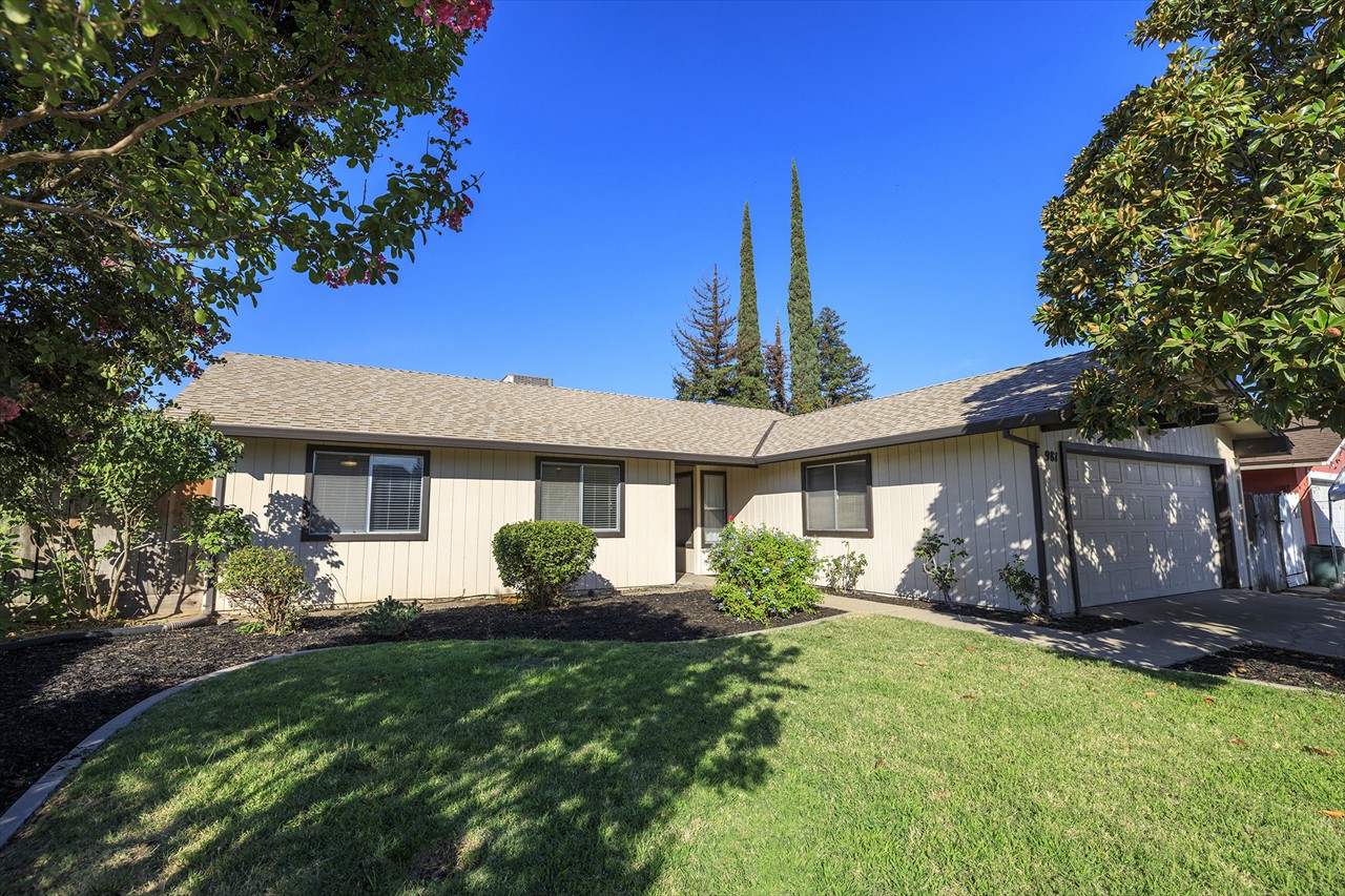 3 Bed 2 Bath 1164 Sq Ft on .1377 Acre $439,000 3 Bed 2 Bath 1164 Sq Ft on .1377 Acre $439,000