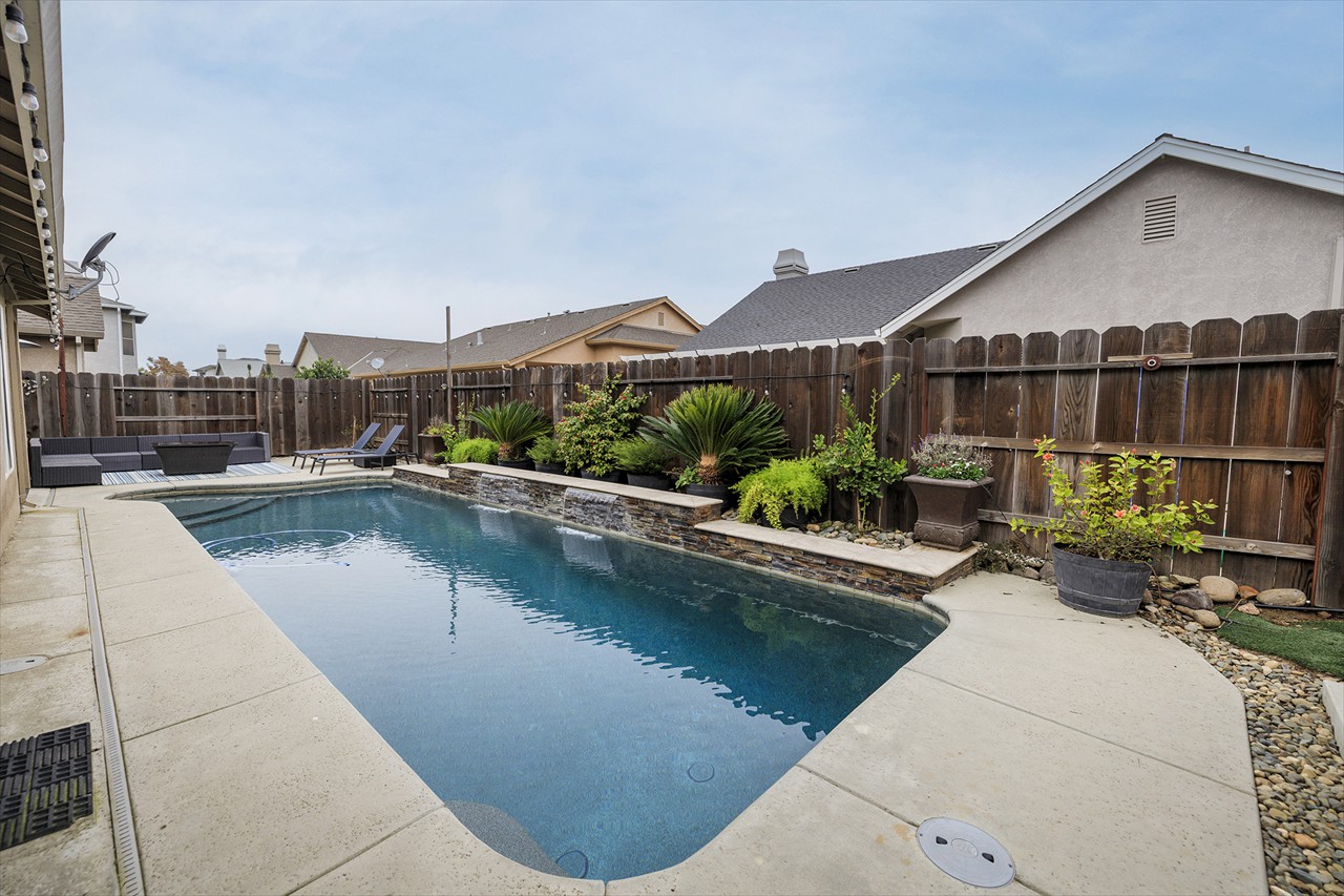 4 Bed 2 Bath 2056 Sq Ft on .15 Acre $599,000