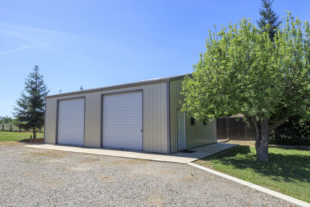 3 Bed 2 Bath 2100 Sq Ft on 1.99 Acres $1,100,000