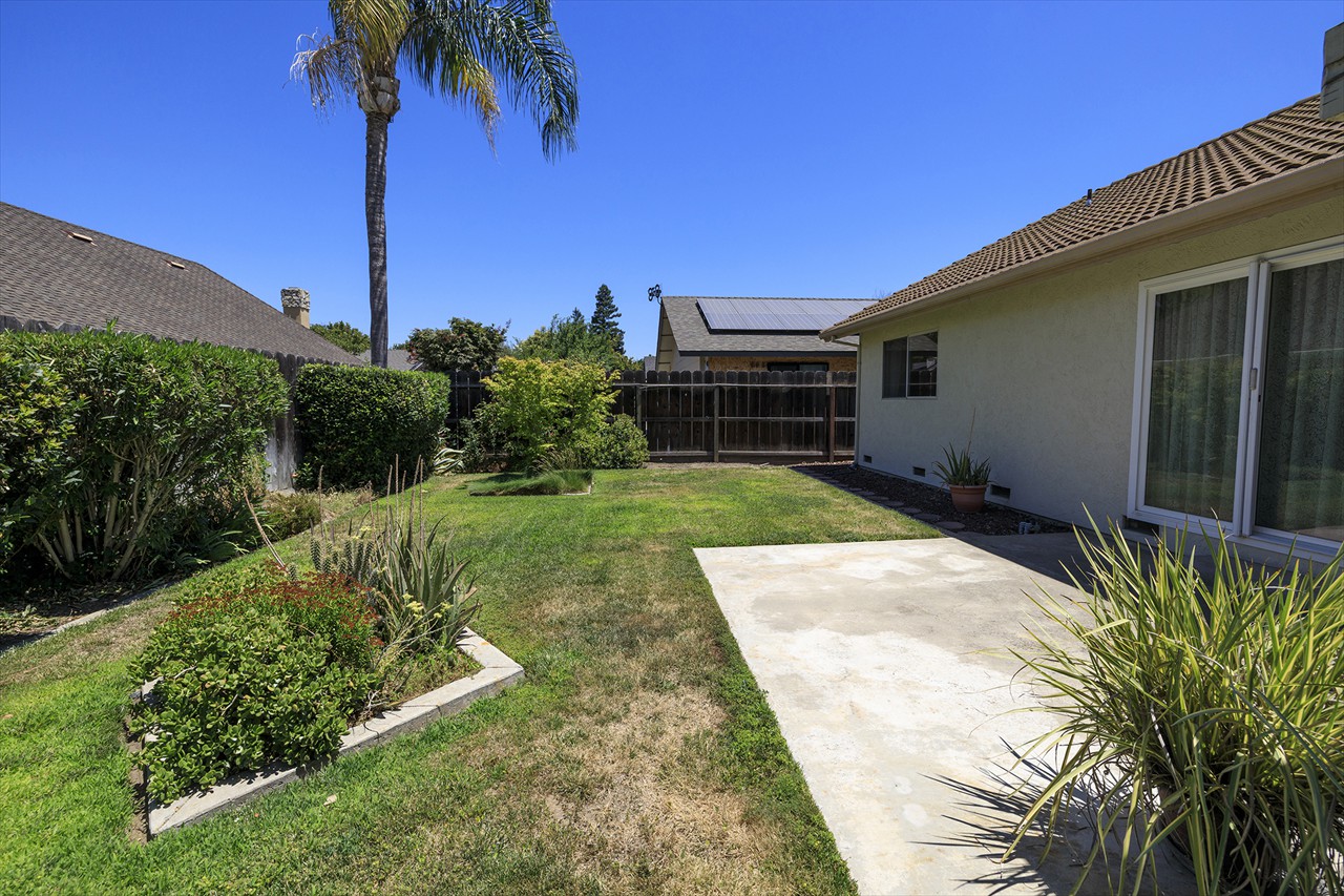 3 Bed 2.5 Bath 2095 Sq Ft on .18 Acre $580,000