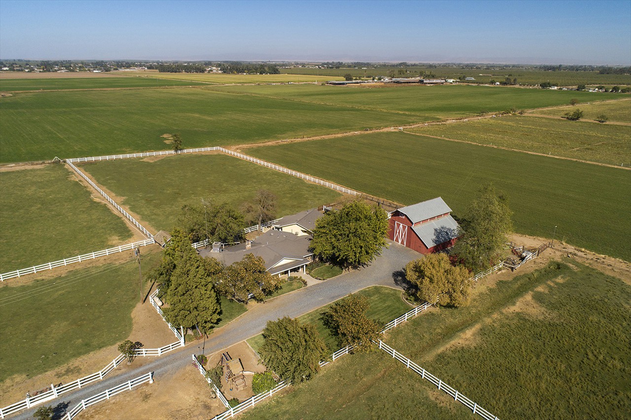 4 Bed 2.5 Bath 2541 Sq.Ft. on 2.98 Acres $1,100,000