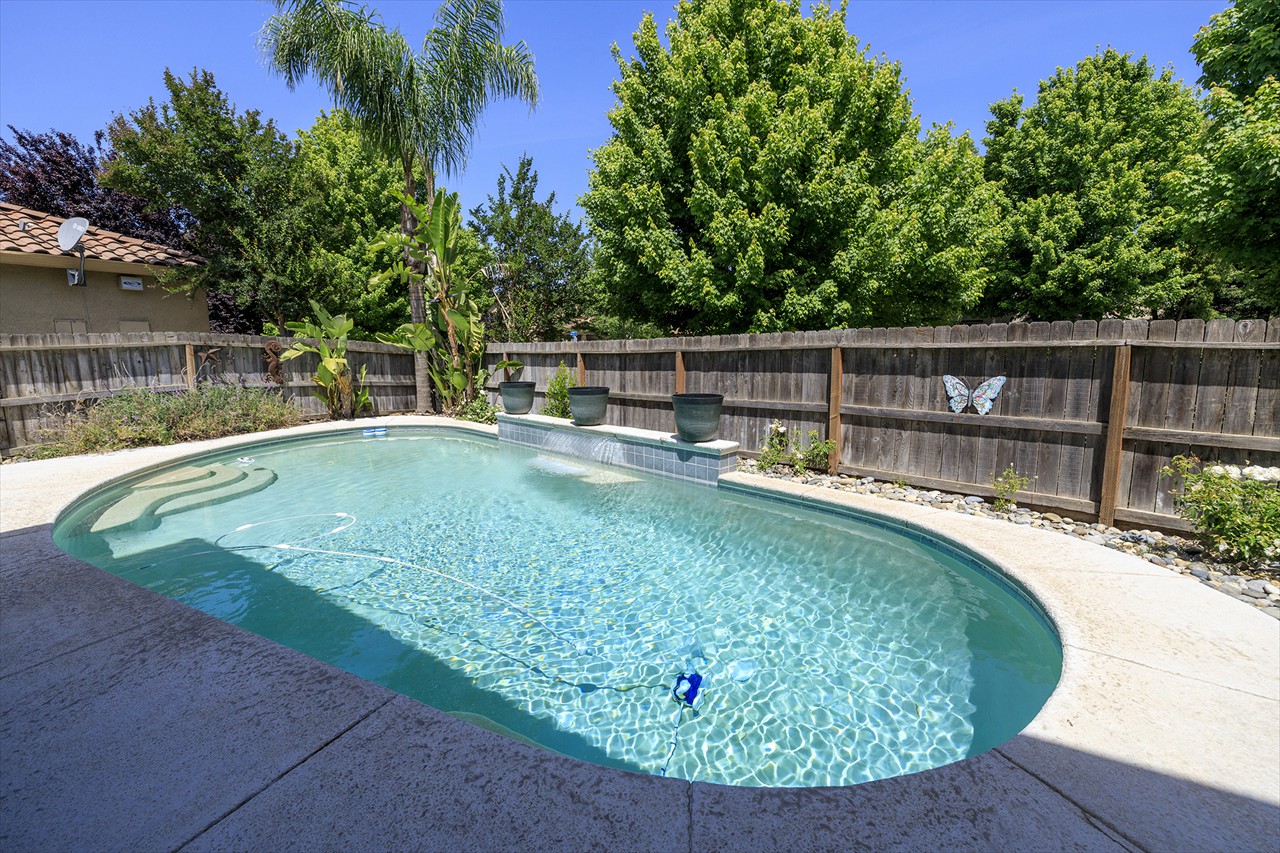 4 Bed 3 Bath 2756 Sq Ft on .175 Acre $699,500 4 Bed 3 Bath 2756 Sq Ft on .175 Acre $699,500