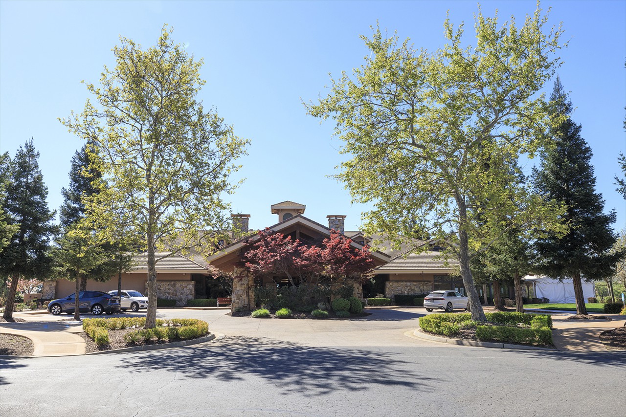 3-4 Bed 3 Bath 2176 Sq Ft on .34 Acre $699,000