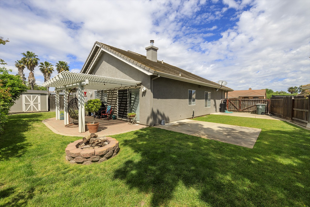 4 Bed 2.5 Bath 2118 Sq Ft on .1586 Acre $629,000