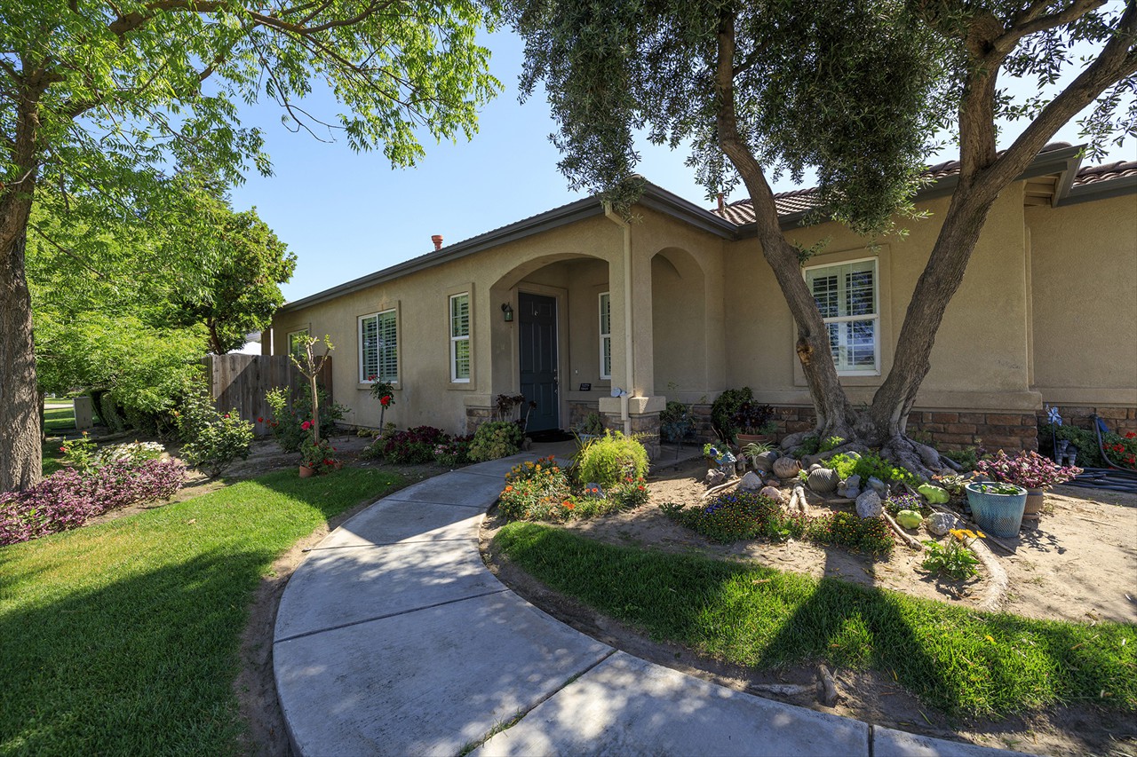 3-4 Bed 2 Bath 1914 Sq Ft on .1633 Acres $545,000