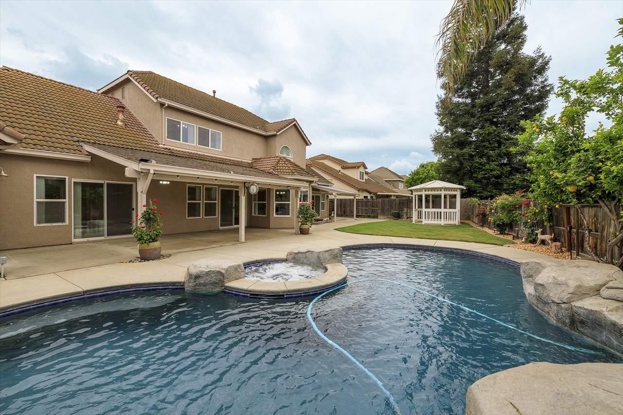 5 Bed 4 Bath 3220 Sq Ft on .2104 Acre $879,990