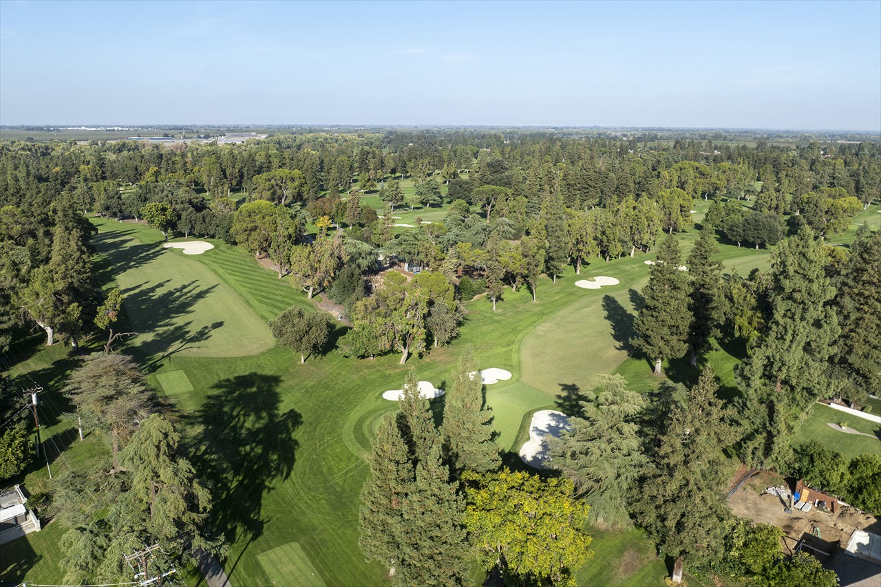 4 Bed 3 Bath 2508 Sq Ft on .3763 Acre $1,250,000 4 Bed 3 Bath 2508 Sq Ft on .3763 Acre $1,250,000
