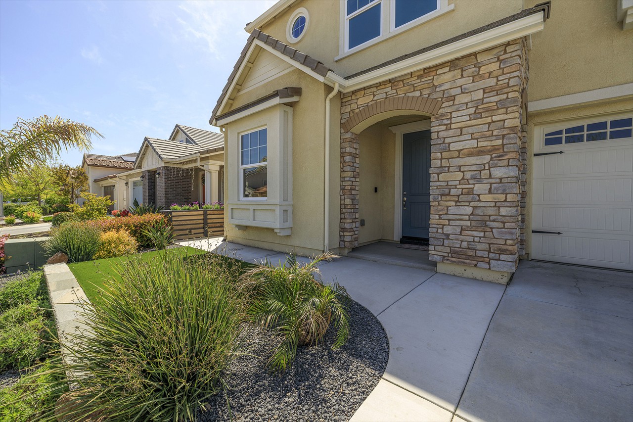 3 Bed 3 Bath 2326 Sq.Ft. on.11 Acre $693,000
