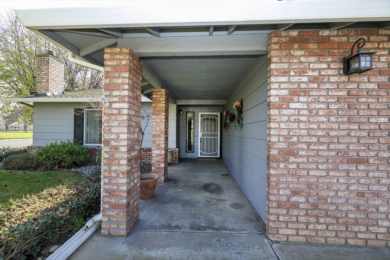 495 Valdapena Way, Escalon CA 95320