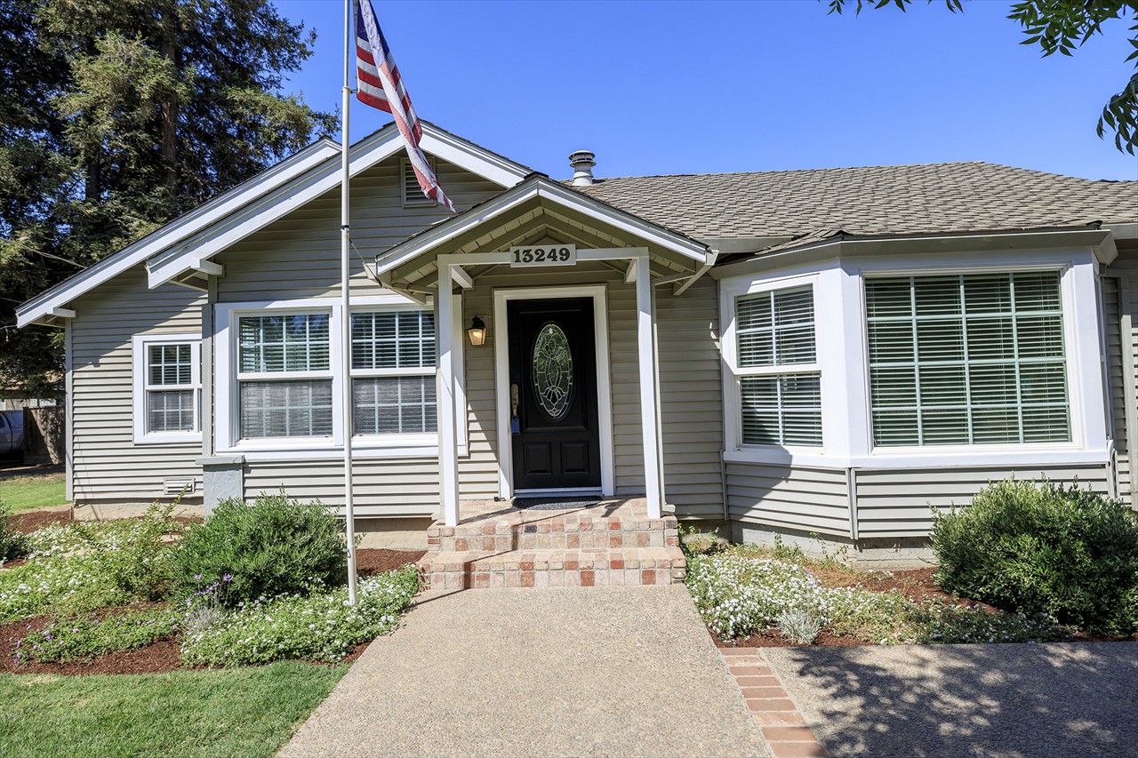 3 Bed 2 Bath 1342 Sq Ft on .98 Acre $650,000 3 Bed 2 Bath 1342 Sq Ft on .98 Acre $650,000